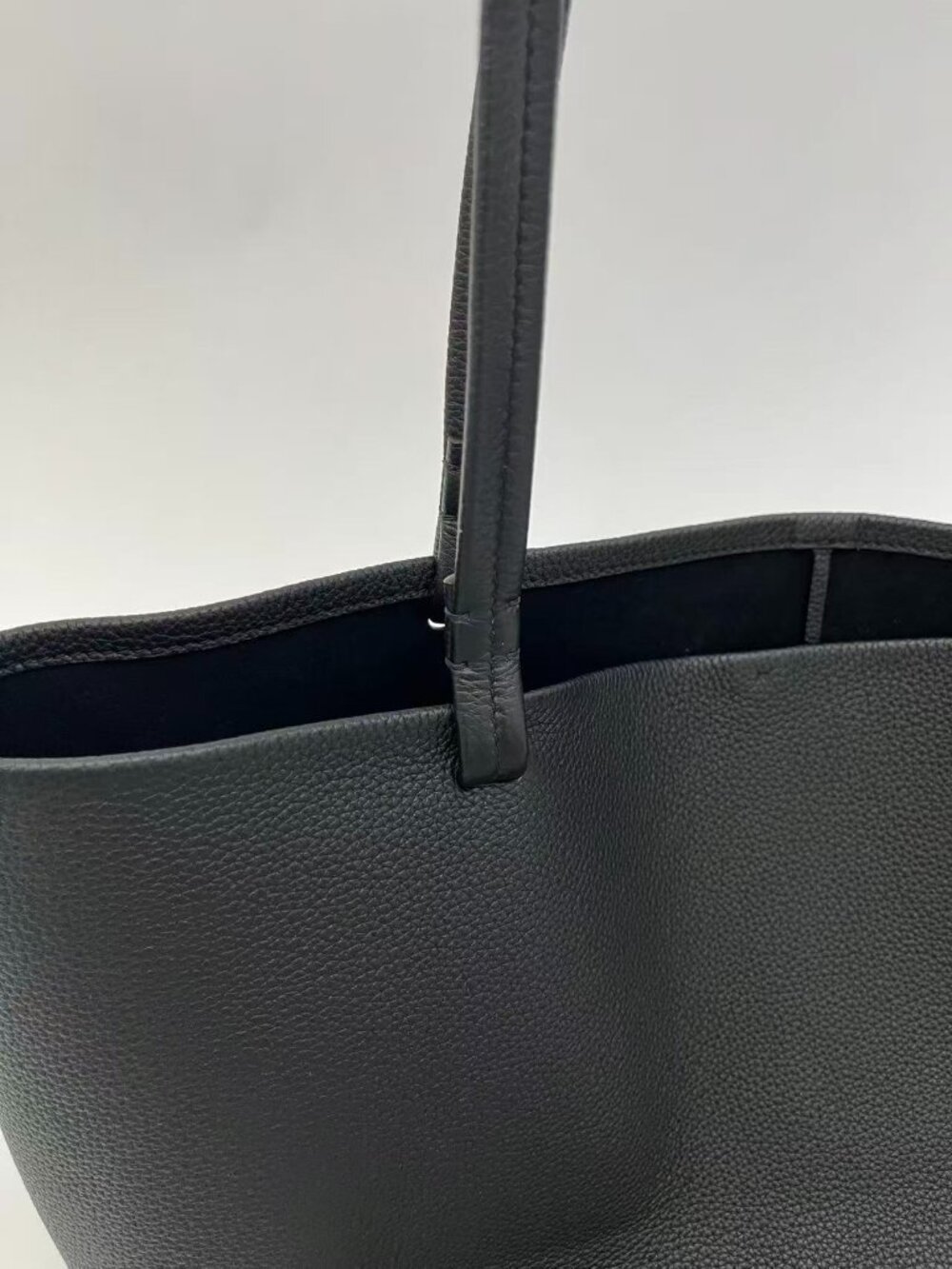 Tote Bag - BLACK - Classic tote bag textured calfskin leather - Picture 5 of 10